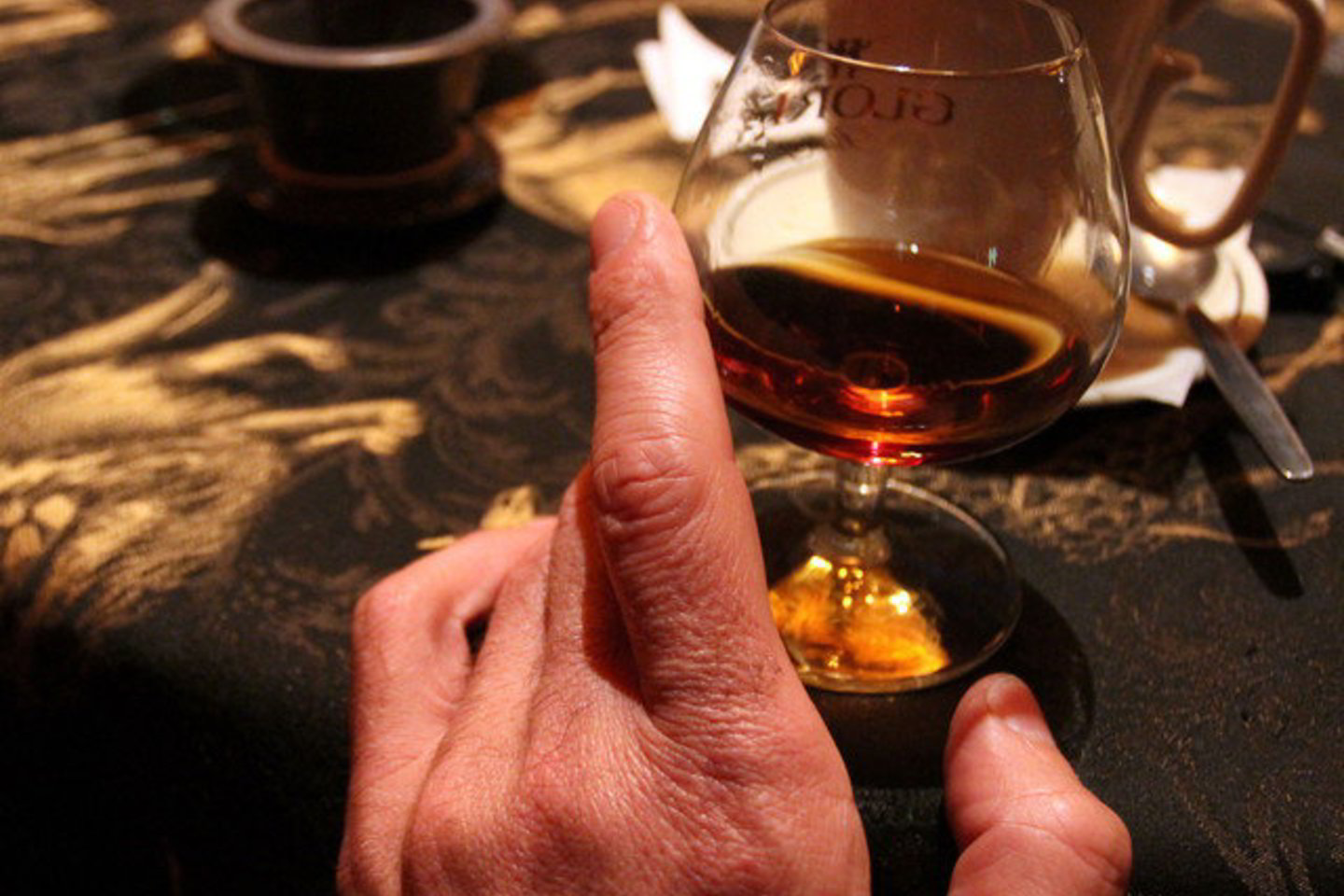 Nors butelis buvo pakištas po stalu, kai kurie skyriaus darbuotojai neigia vartojantys alkoholį, kiti sako ragavę nedaug.