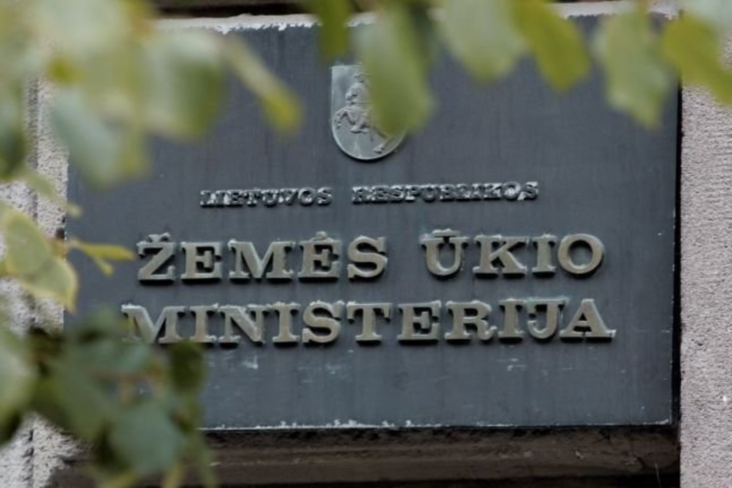 Ministerijos kanceliarija per dvejus metus neskelbiamų derybų būdu išleido apie 10 milijonų litų.