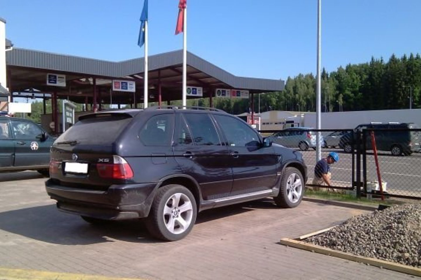 Šimtuoju VSAT pareigūnų sulaikytu vogtu automobiliu tapo Italijoje pavogtas visureigis „BMW X5“.