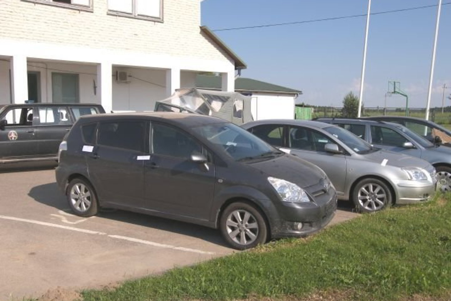 VSAT pareigūnai sulaikė tris automobilius, kuriuos tralais neteisėtai mėginta išgabenti į Baltarusiją.