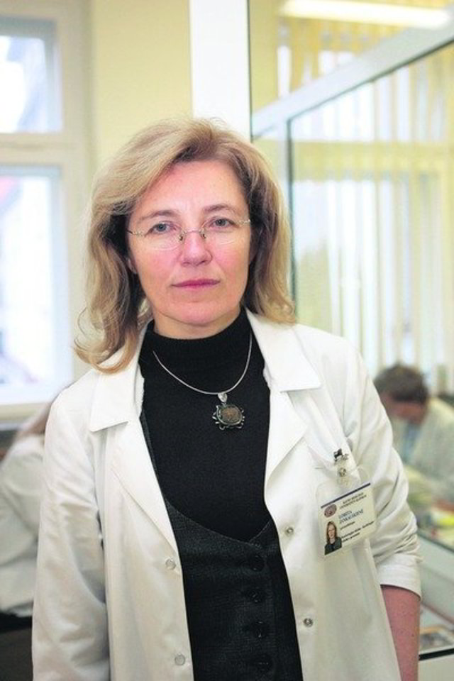 Kardiologė L.Jankauskienė teigė, kad nuo ankstesnės dirbtinės širdies naujas aparatas skiriasi tuo, kad atlieka visas funkcijas.