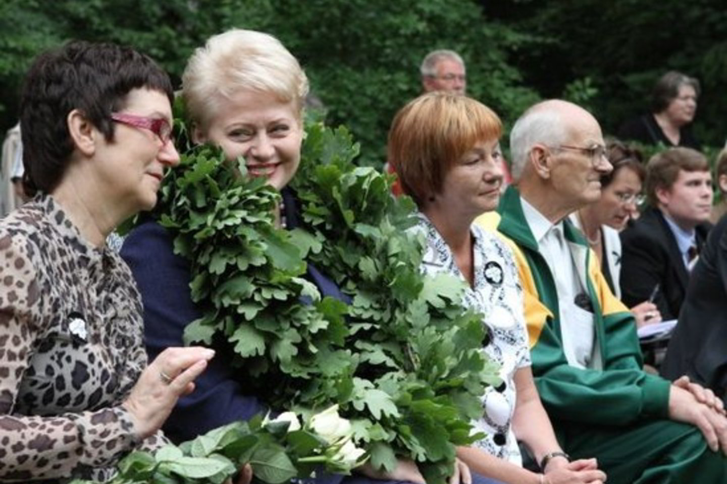 Prezidentei ant kaklo buvo užkabintas ąžuolo vainikas.