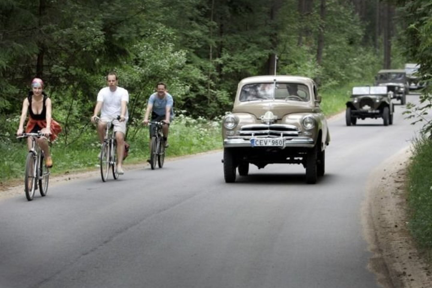 Senų automobilių kolona traukė aplinkinių dėmesį.