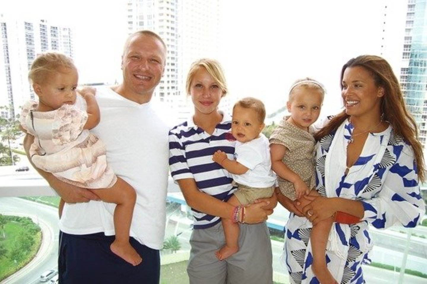 Rami akimirka namuose Majamyje su visa šeima: sužadėtinė L.Carrol ant rankų laiko Lily (dešinėje), duktė iš pirmosios santuokos Elizabeth – Marley Joną, o D.Kasparaitis – Liv.