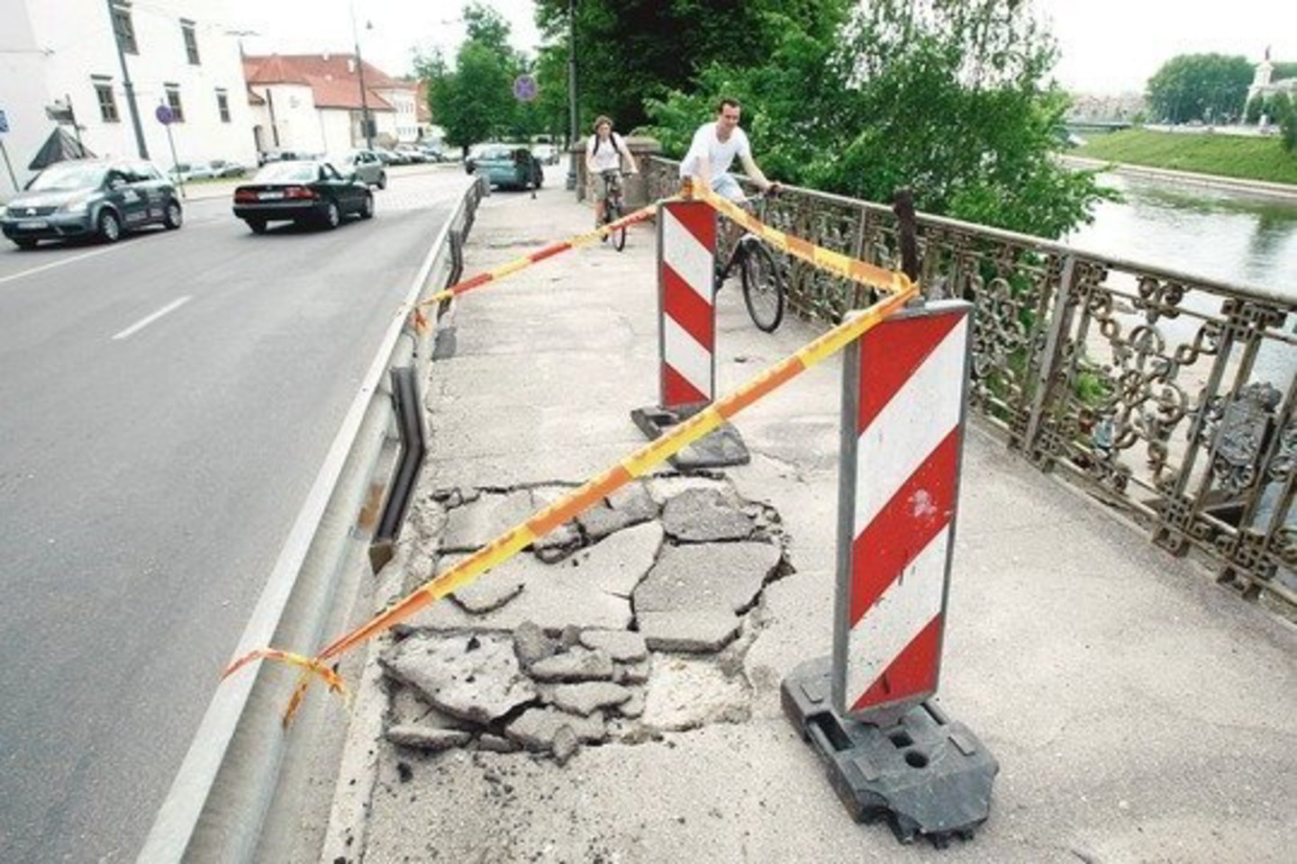 Pataikęs į vieną šių duobių, esančių ant tilto, A.Jagminas patyrė traumą.