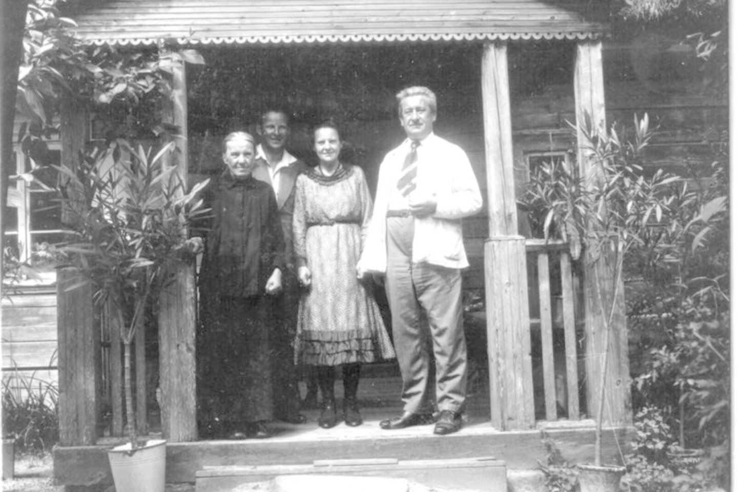 Prie senojo namo Velėniškiuose iš kairės: E.Šakenienė, neatpažintas asmuo, E.Šakenytė, K.Šakenis. Apie 1936 m.