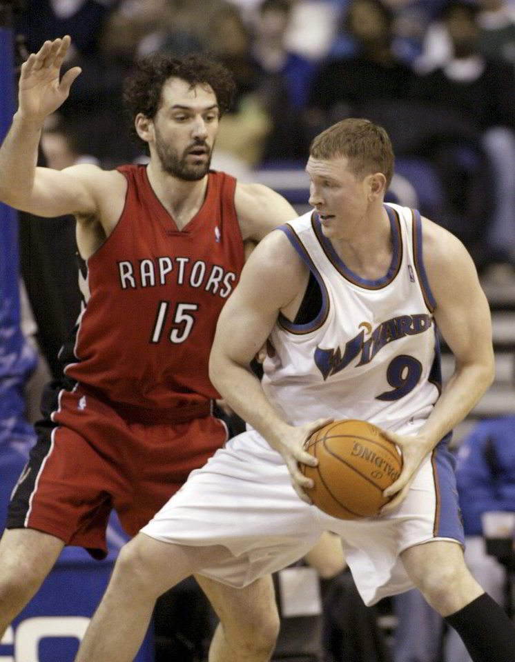 J.Garbajosa (raudoni marškineliai) 2006-2008 metų sezone gynė Toronto "Raptors" (NBA) garbę.