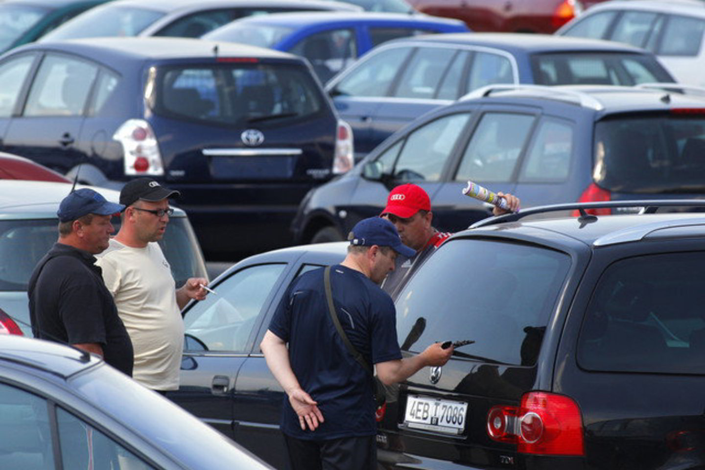 Nuo šiol lengvųjų automobilių vairuotojams leidžiama ne dažniau nei kartą per penkias dienas be muito išvežti pilną baką ir dar 10 litrų degalų.