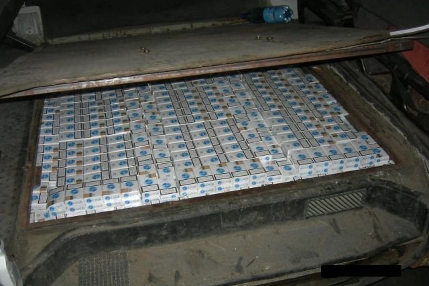 Dvigubame automobilio dugne buvo „nugulę“ daugiau kaip 2000 pakelių cigarečių „Fest“, kurių kaina juodojoje rinkoje siekia apie 16 tūkst. litų.