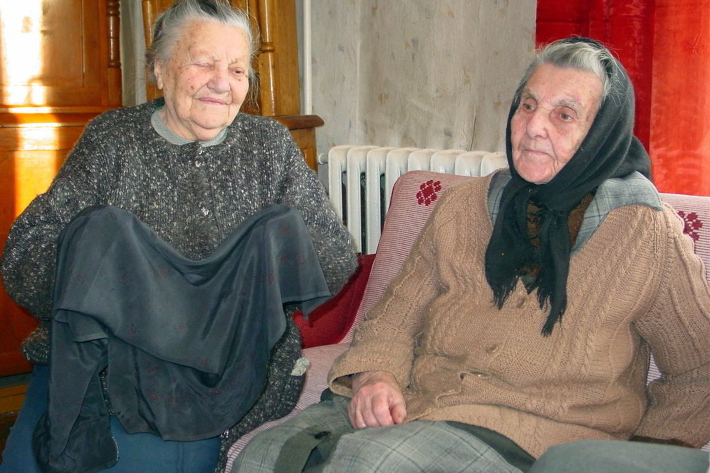 Emilija Lukšienė (kairėje) išsaugojo sesers Elenos Skrebūnienės jai į tremtį siųstą laišką-skarelę.
