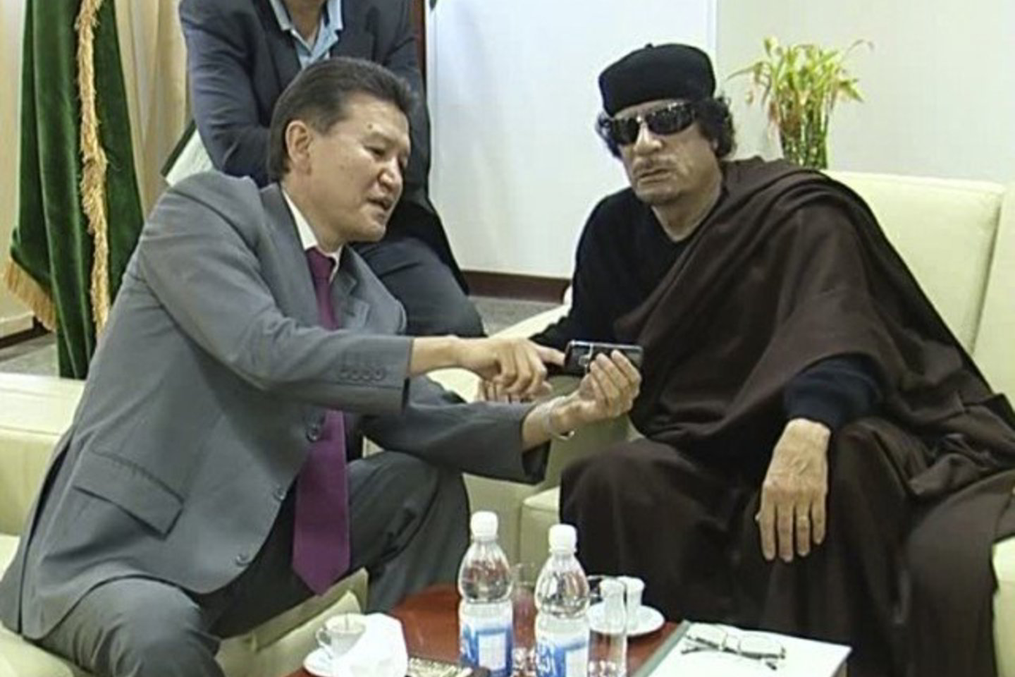 M.Gaddafi papasakojo K.Iliumžinovui, kad yra pasirengęs nedelsiant pradėti derybas su NATO ir sukilėliais.