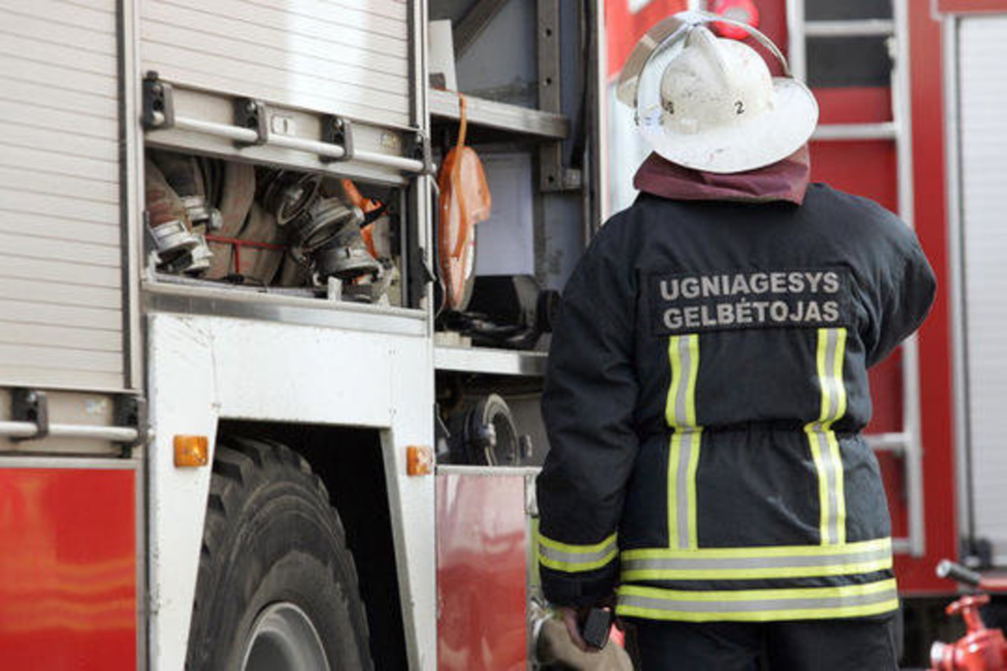 Ugniagesiai stengiasi pažaboti liepsnas.