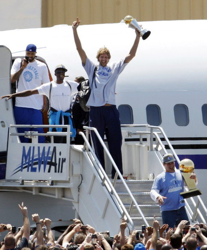 D.Nowitzki rankose - naudingiausiam finalo serijos žaidėjui skirtas prizas.