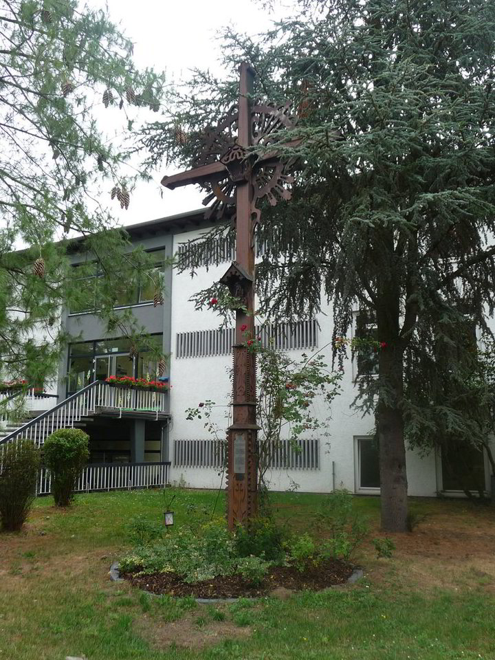 Gimnazijos kryžius, 1988 m. pargabentas iš Augsburgo lietuvių.