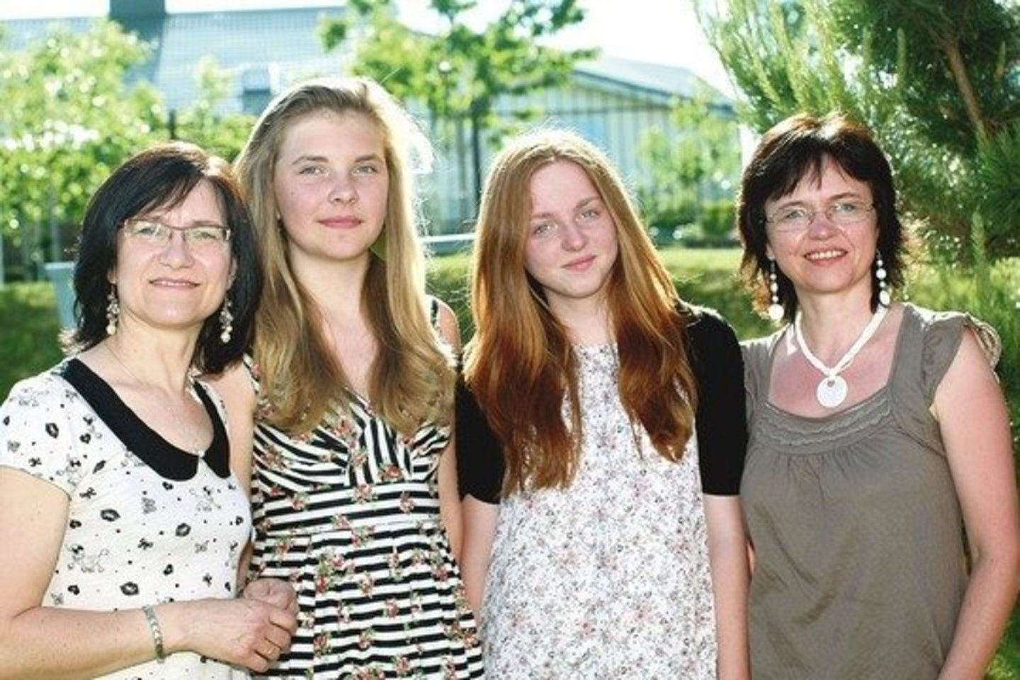 Asmenybės ugdymo programa „Aš esu...” pakeičia ir paauglių, ir suaugusiųjų gyvenimą. Tai patyrė (iš kairės): pedagogė A.Balnienė, A.Macaitė, R.Zakaraitė ir jos motina R.Zakarienė.
