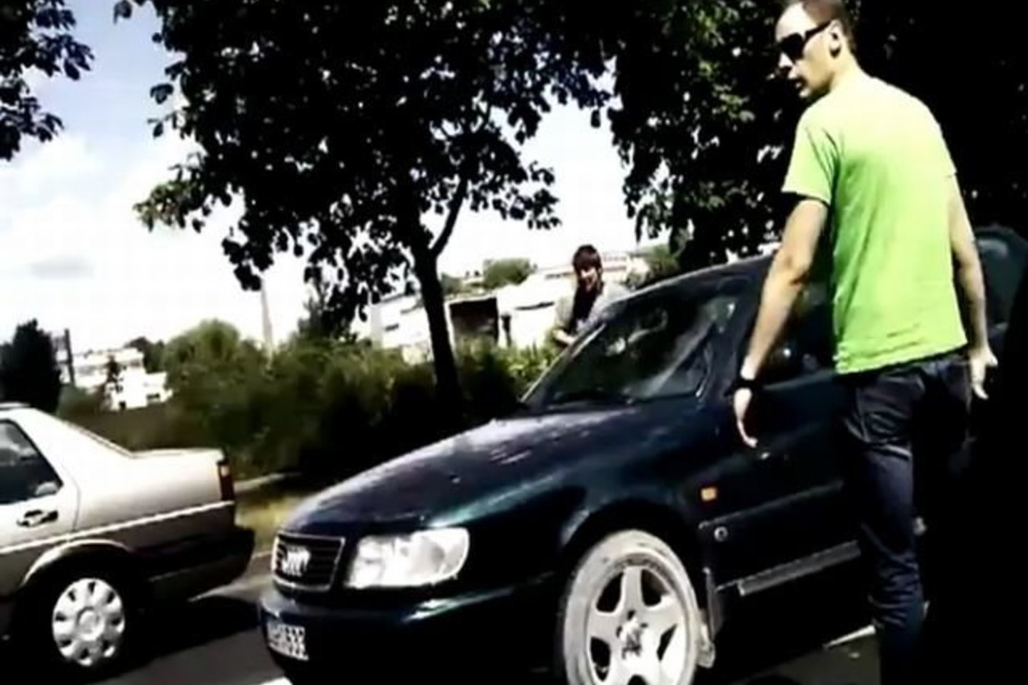 Užpuolikai pasipiktino netinkamu vairavimu. Vaikinas išsitraukė ginklą.