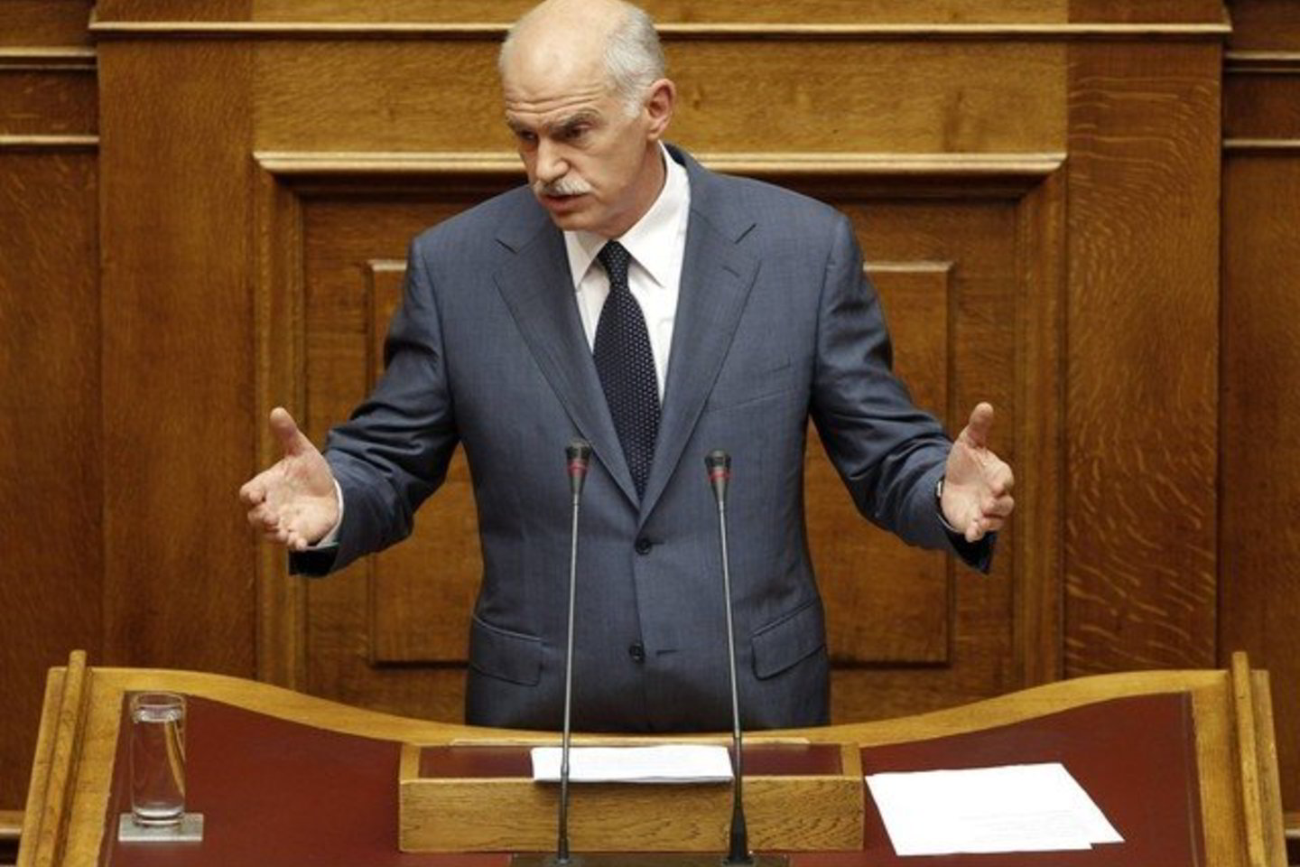 G.Papandreou pripažino, jog jo vadovaujama vyriausybė “padarė klaidų ir parodė silpnumo”, bet pažadėjo, jog pakeitimai ministrų kabinete sustiprins valdžią šalyje.