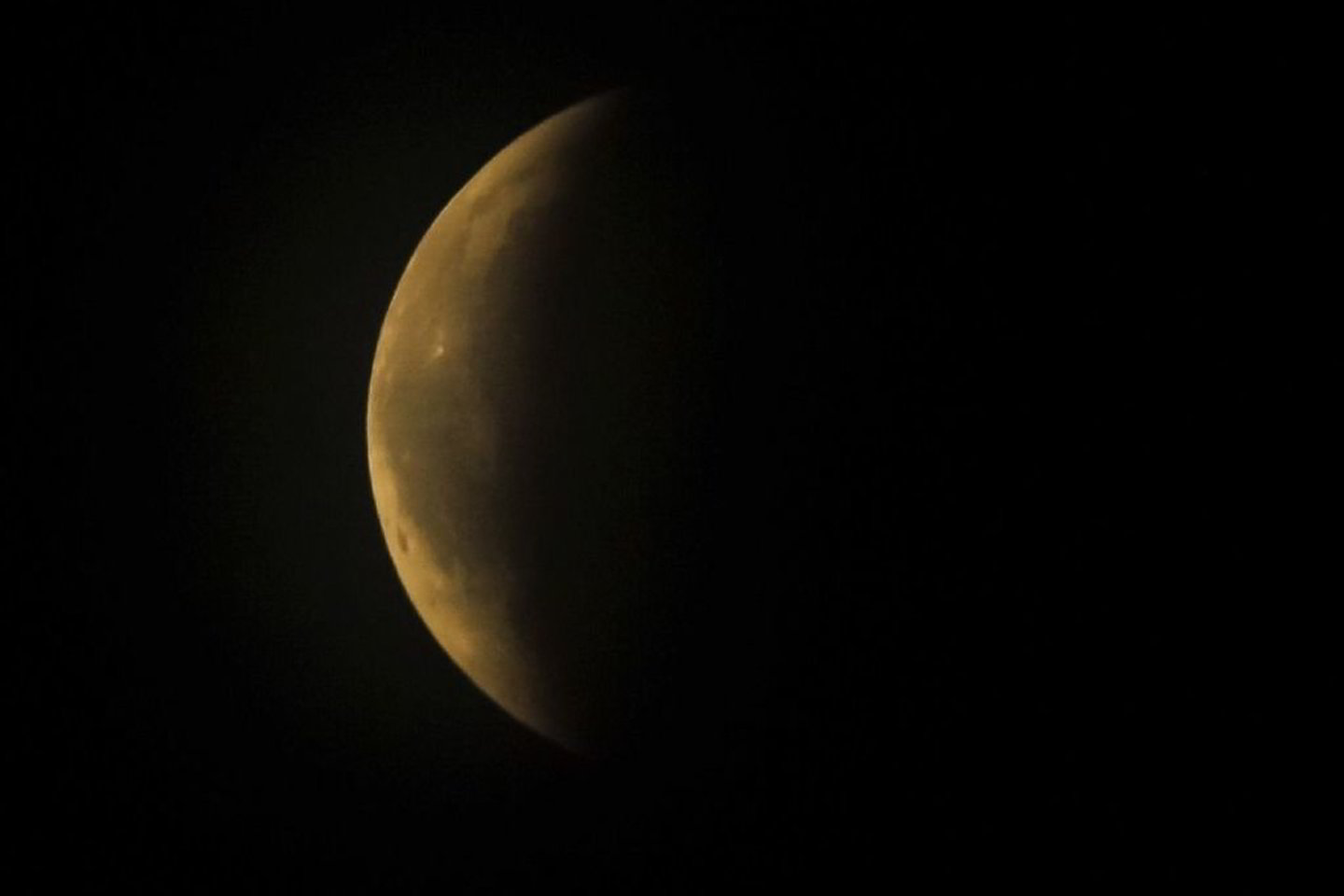 Mėnulio spalvai įtakos turi Žemės atmosferos sudėtis.