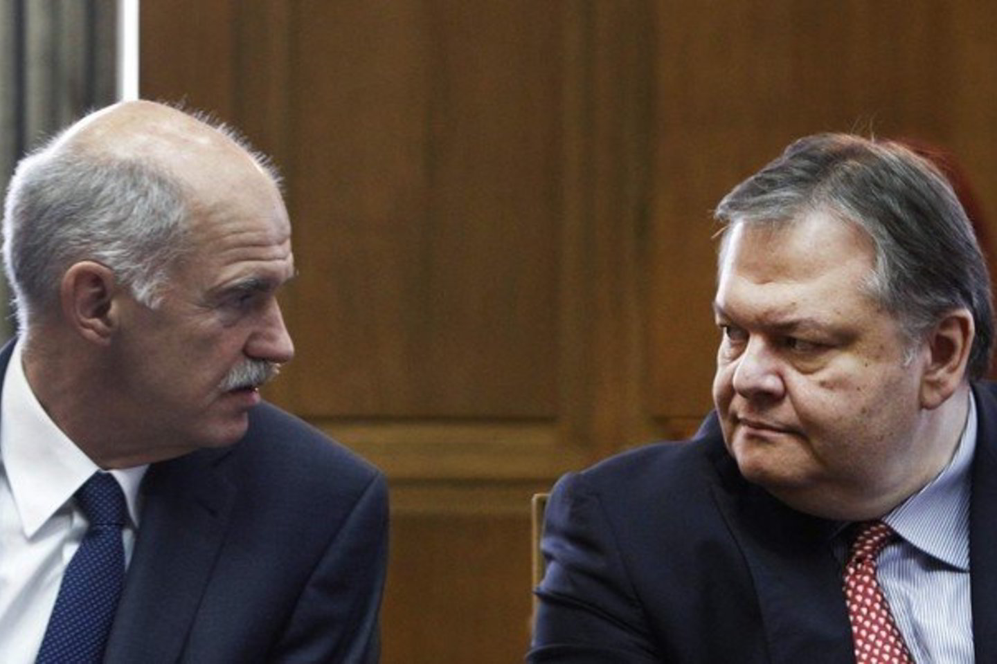 G.Papandreou (kairėje) kalbasi su E.Venizelosu.