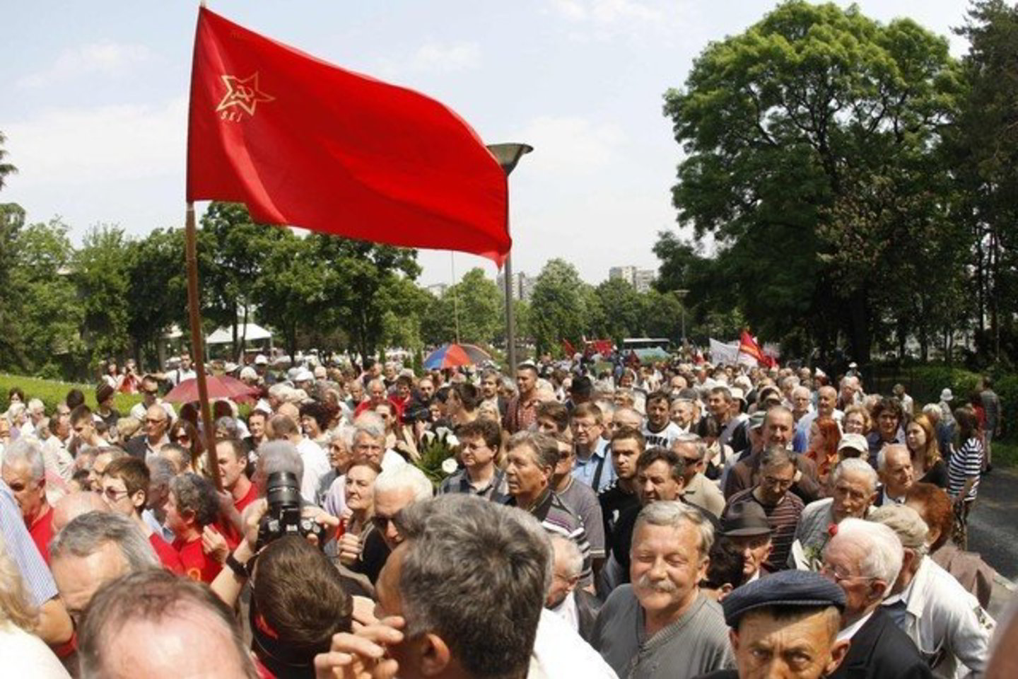 Ukrainos Konstitucinis teismas pripažino nekonstituciniu raudonos Pergalės vėliavos naudojimą.