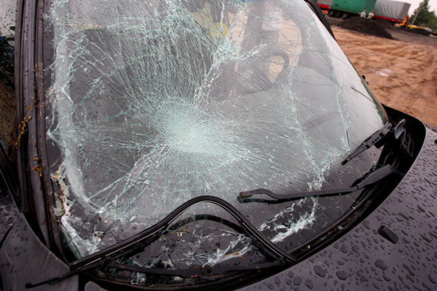 Naktį per Vokietiją važiavęs vairuotojas prie vairo užmigo, ir mikroautobusas, riedėdamas nuo stataus skardžio, vertėsi kelis kartus.