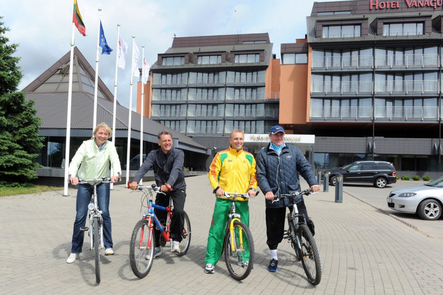 S.Bubka (dešinėje) mynė dviračio pedalus.