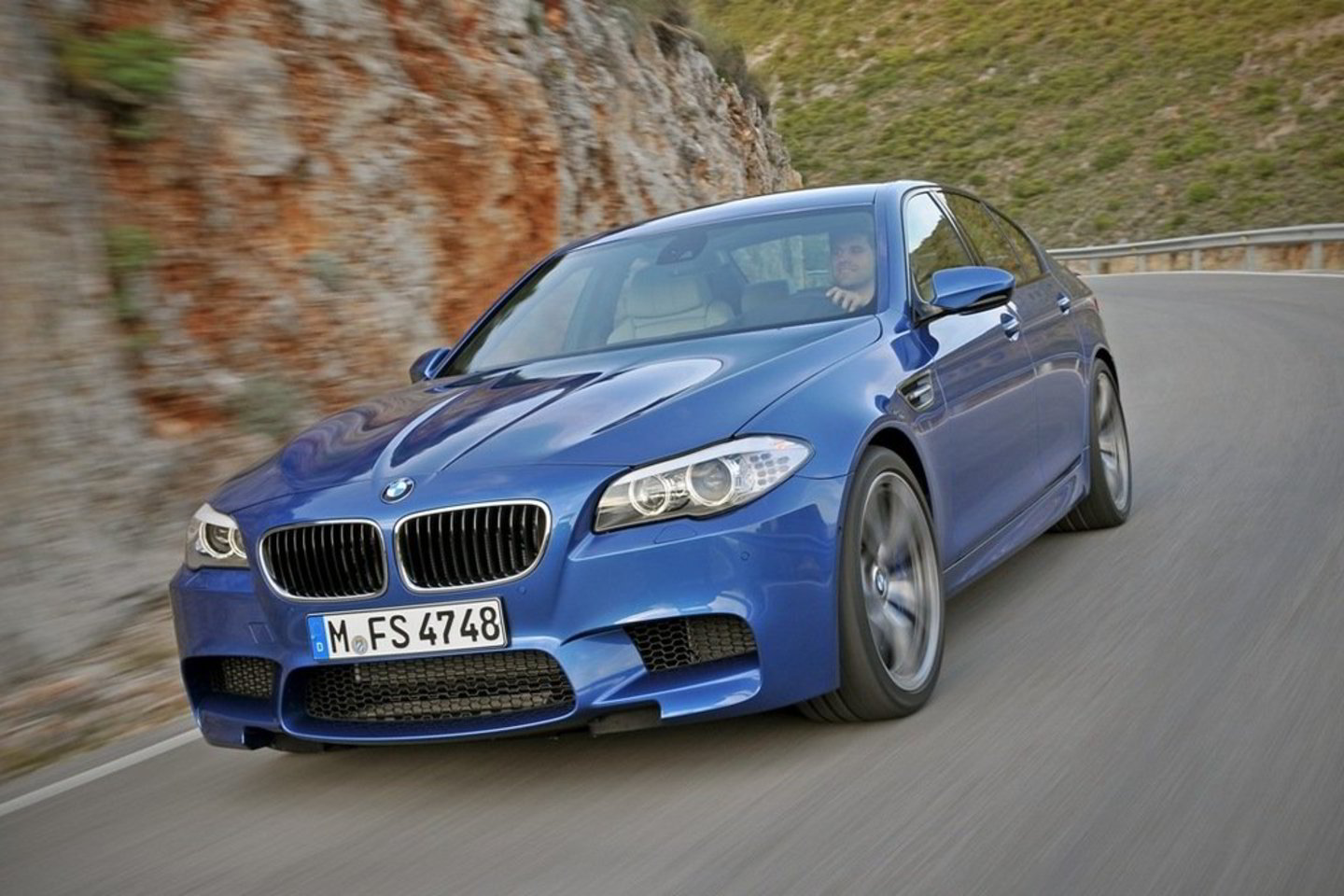 Gamintojų teigimu, sportiškos linijos ir automobilio dinamiškumą pabrėžianti BMW M5 išvaizda, vien tik pažiūrėjus į šį automobilį, leidžia numanyti jo galimybes ir po variklio dangčių slypinčią jėgą.