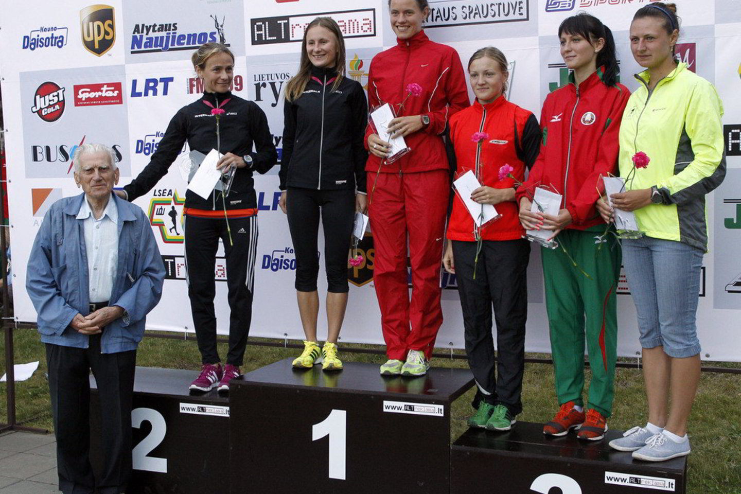 Nugalėtojus apdovanojo sportinio ėjimo čempionas J.Vainauskas.