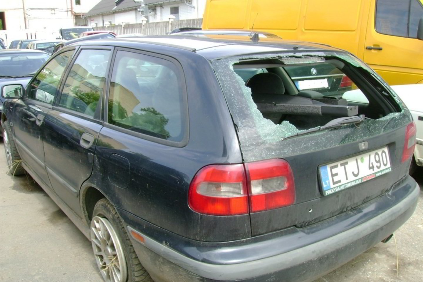 Panevėžio apylinkėse policijai teko apšaudyti pareigūnus taranavusį automobilį.
