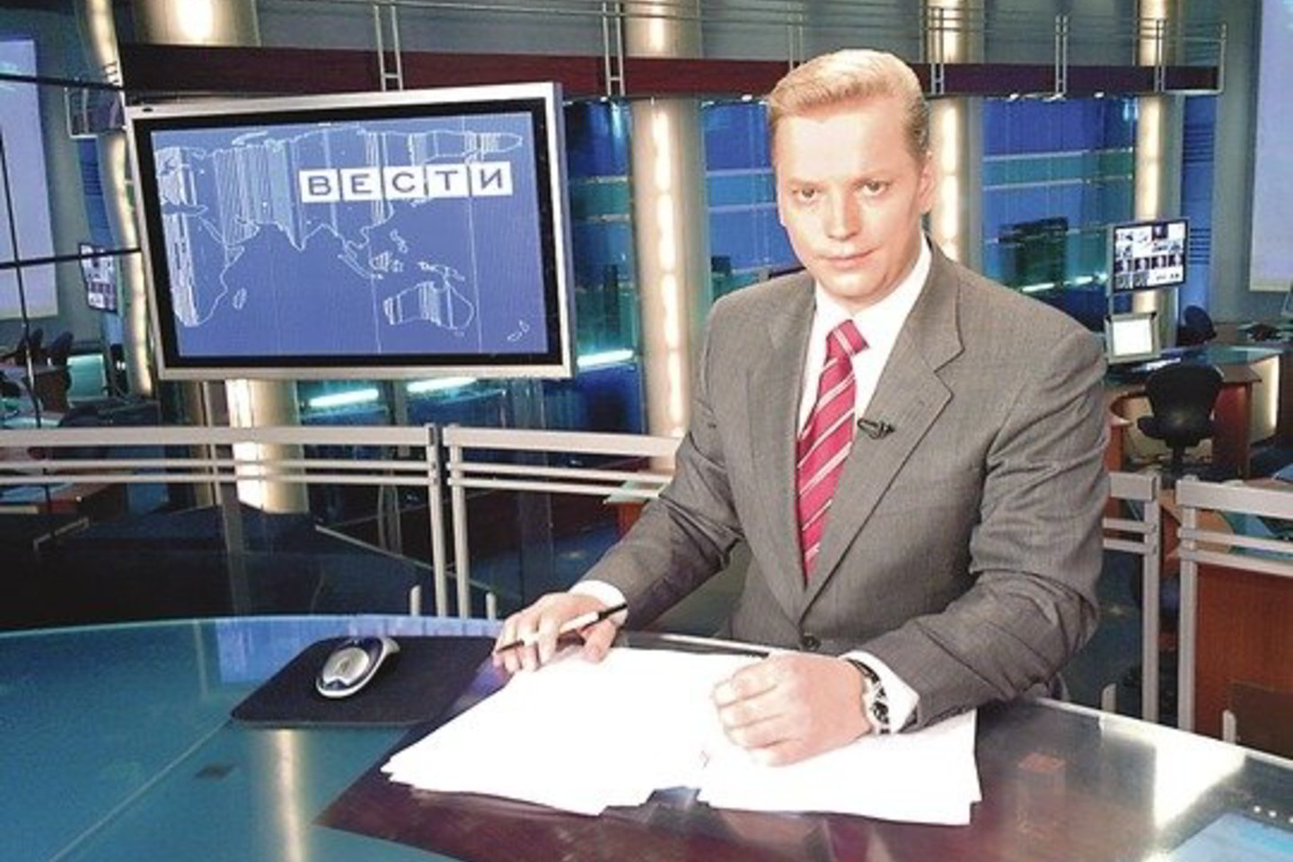 Nuo devynerių metų Maskvoje gyvenantis E.Mackevičius, baigęs žurnalistikos mokslus, televizijoje buvo ir korespondentas, ir šou laidų vedėjas, kol tapo žinių laidos „Vesti” diktoriumi.