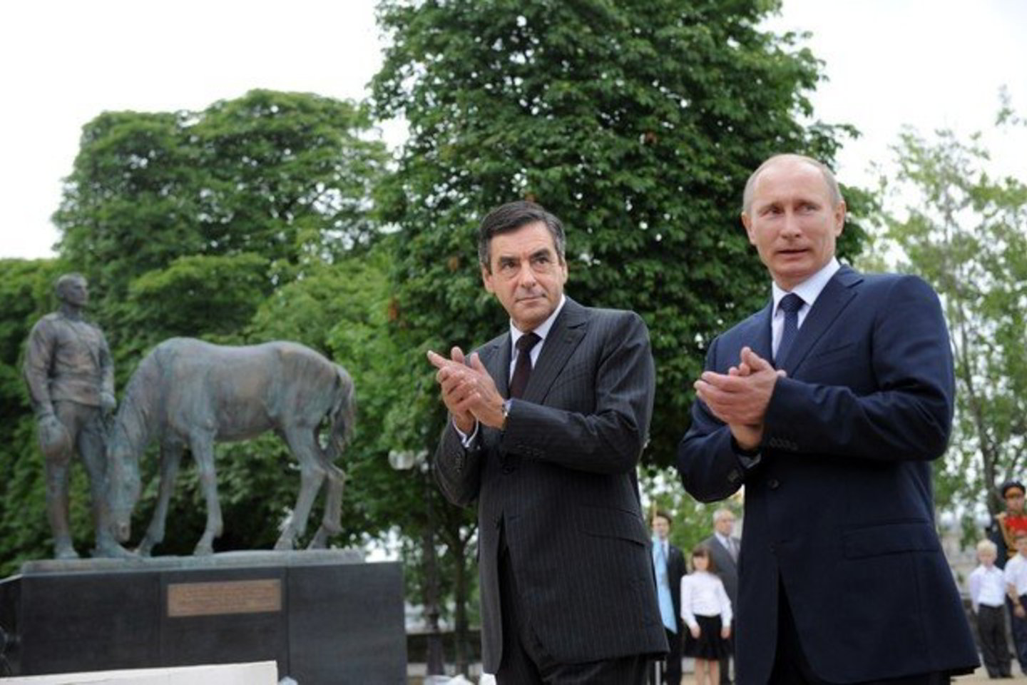 Rusijos ir Prancūzijos ministrai pirmininkai V.Putinas ir Francois Fillonas (kairėje) antradienį atidengė Paryžiuje paminklą rusams, gynusiems Prancūziją.