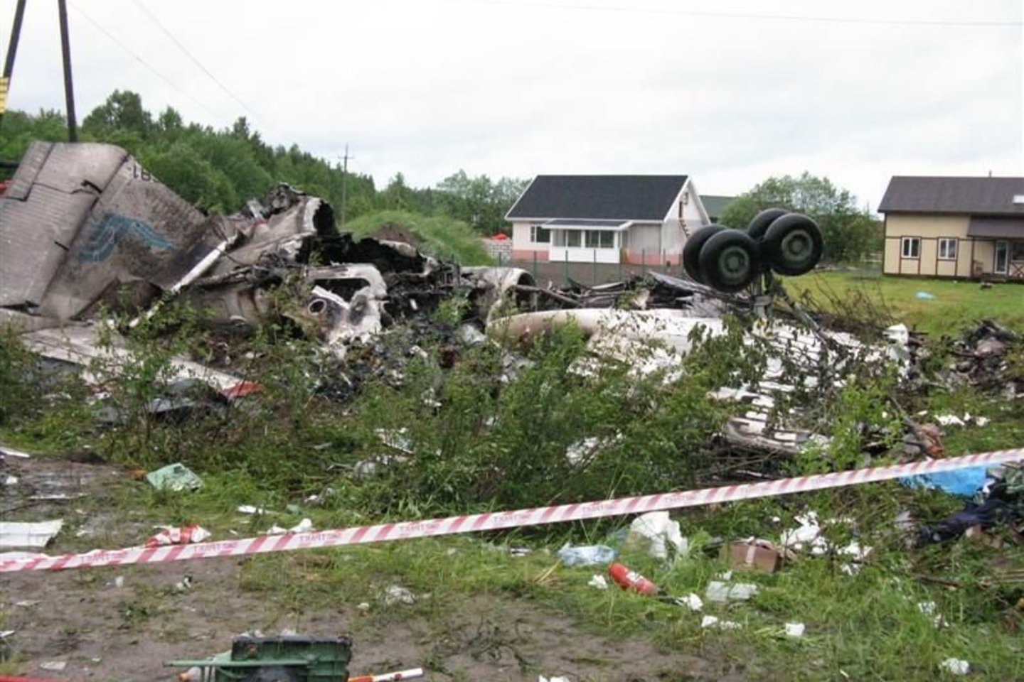Lėktuvas sudužo prie gyvenamųjų namų.