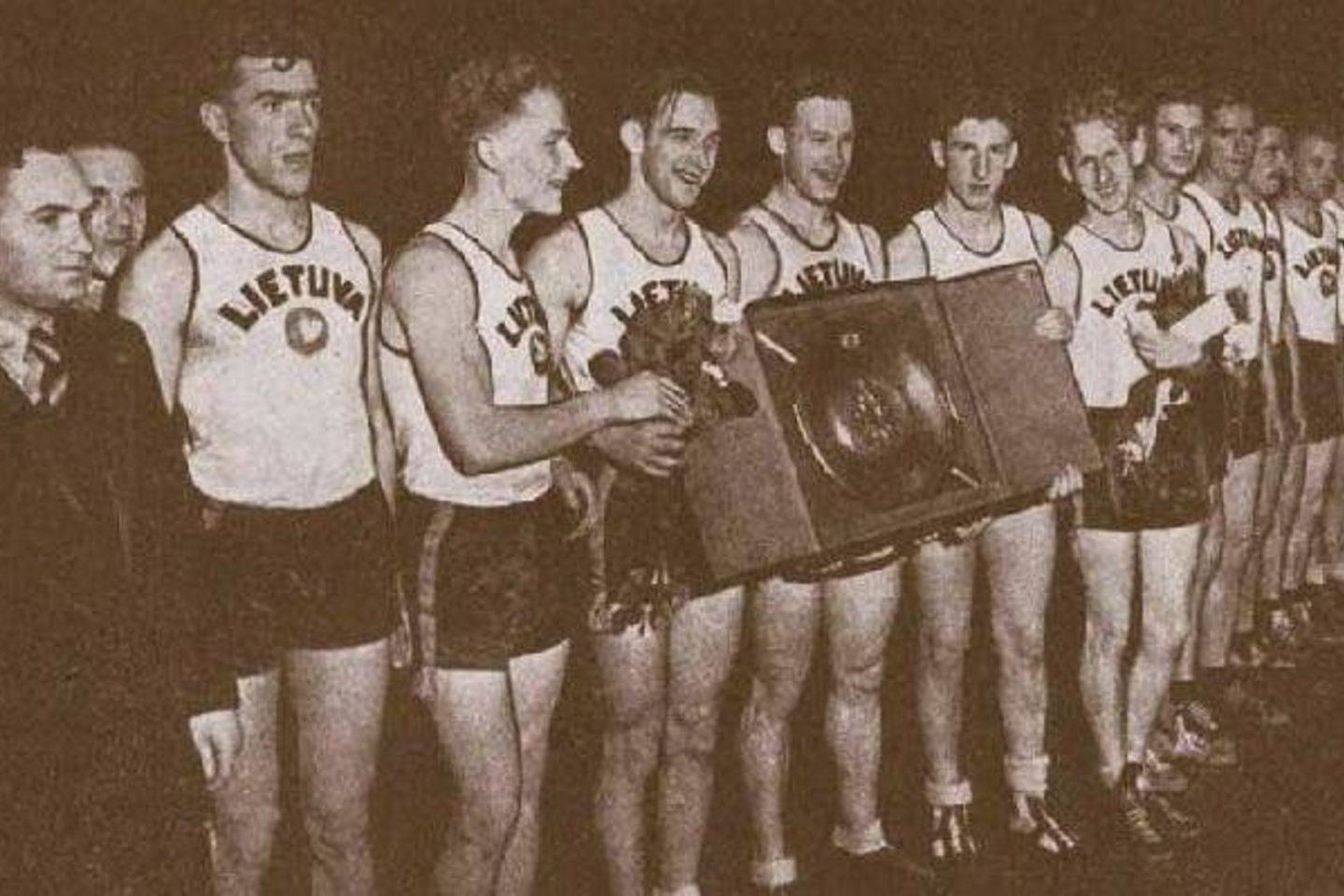 Latvijos sostinėje 1937 metais triumfavus Lietuvos krepšininkams teisė rengti trečiąsias Europos vyrų krepšinio pirmenybes atiteko mūsų šaliai.