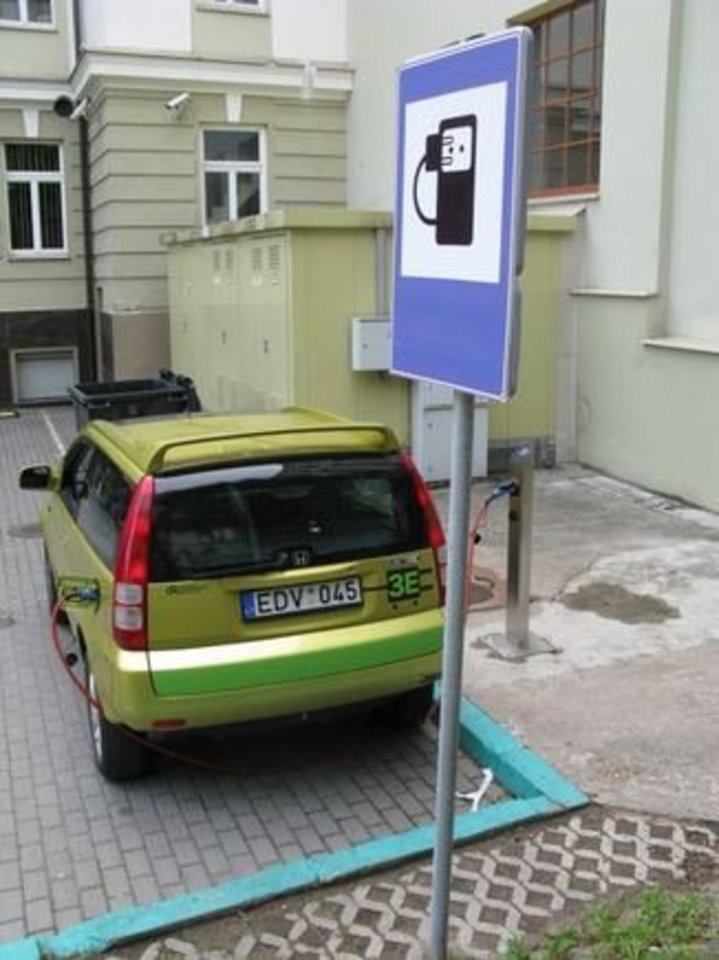 Pirmoji Vilniuje elektromobilių įkrovimo stotelė