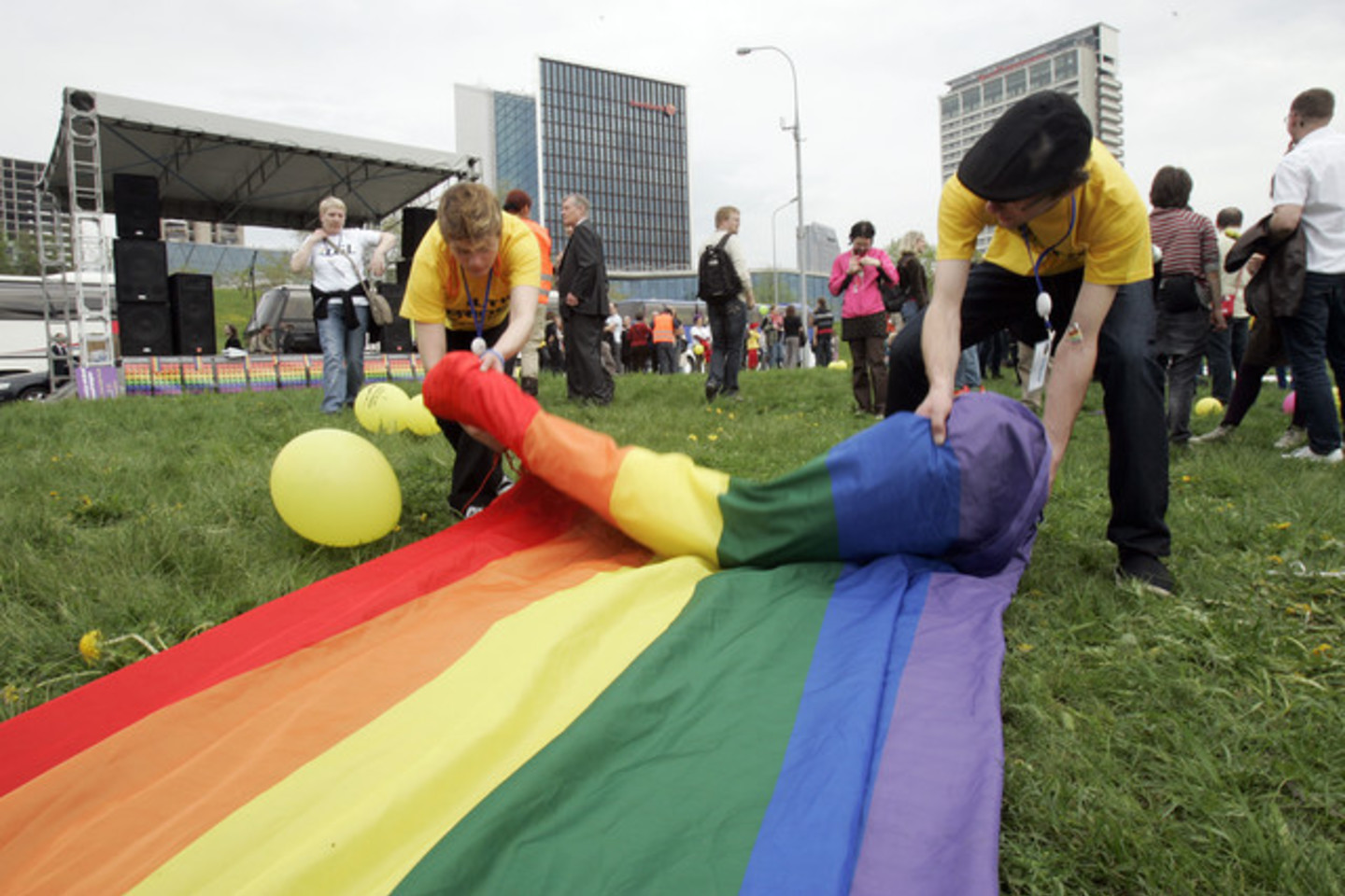Lietuva taip pat minima tarp 25 ET šalių, kuriose negalima tos pačios lyties asmenų santuoka ar partnerystė.