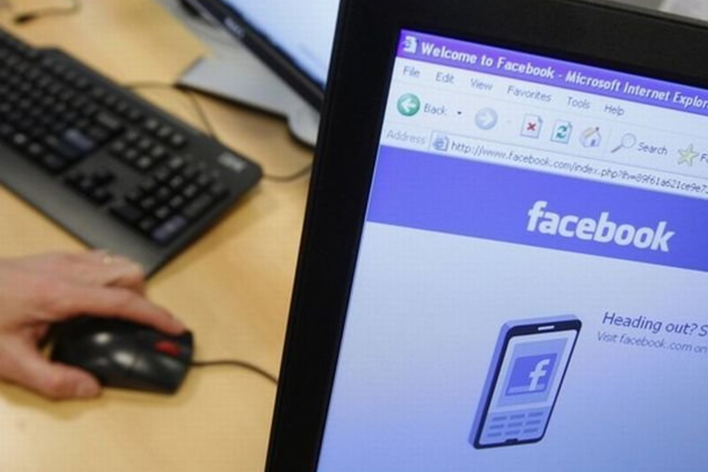 Masinės išgertuvės rengiamos per "Facebook".