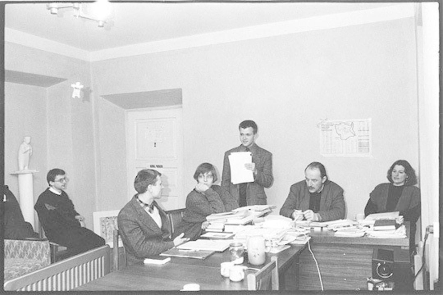 Iš kairės: Naglis Kardelis, Gediminas Mikelaitis, Giedrė Jankevičiūtė, Mantas Adomėnas, Petras Kimbrys, Dalia Čiočytė; apie 1992 m.