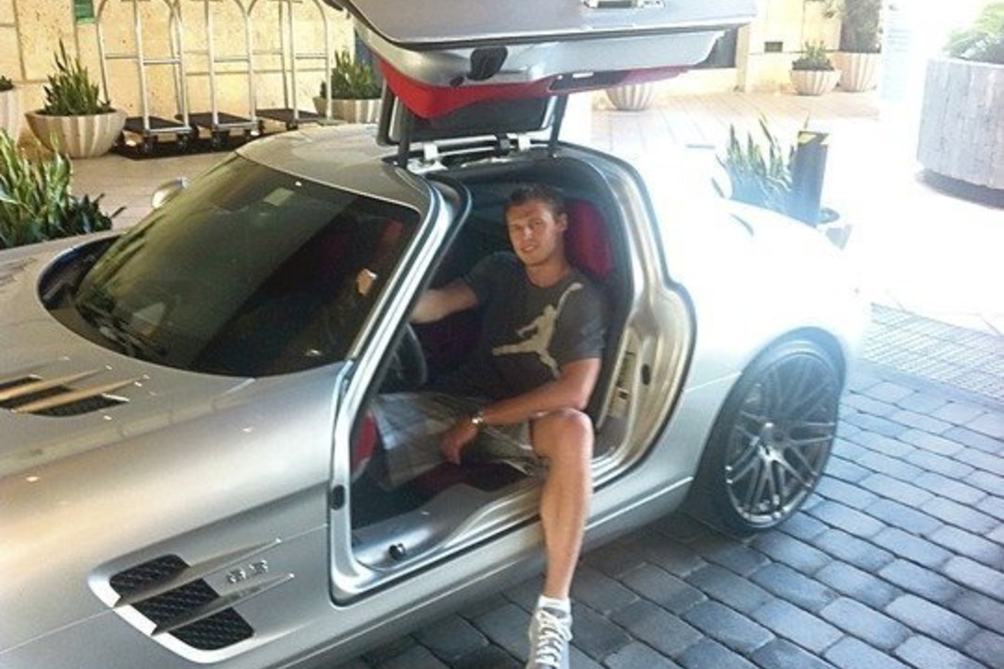 M.Pocius važinėja po Majamį elektra varomu sportiniu „Mercedes-Benz”.