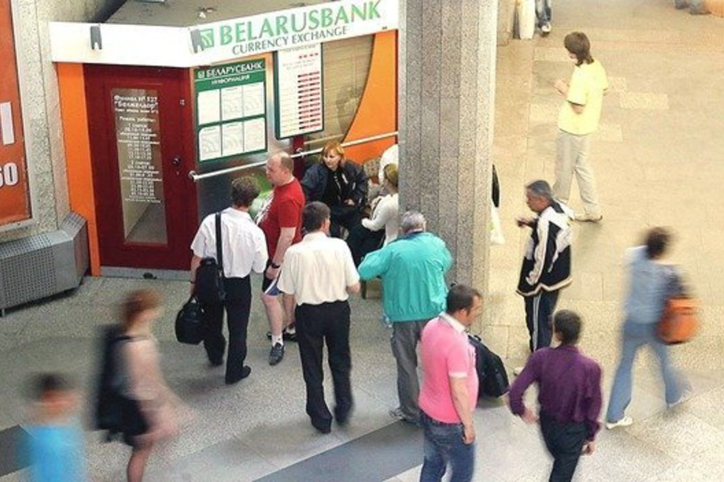 Norėdami atiduoti doleriais paimtą būsto paskolą, baltarusiai priversti ilgai stovėti eilėse prie keityklų.