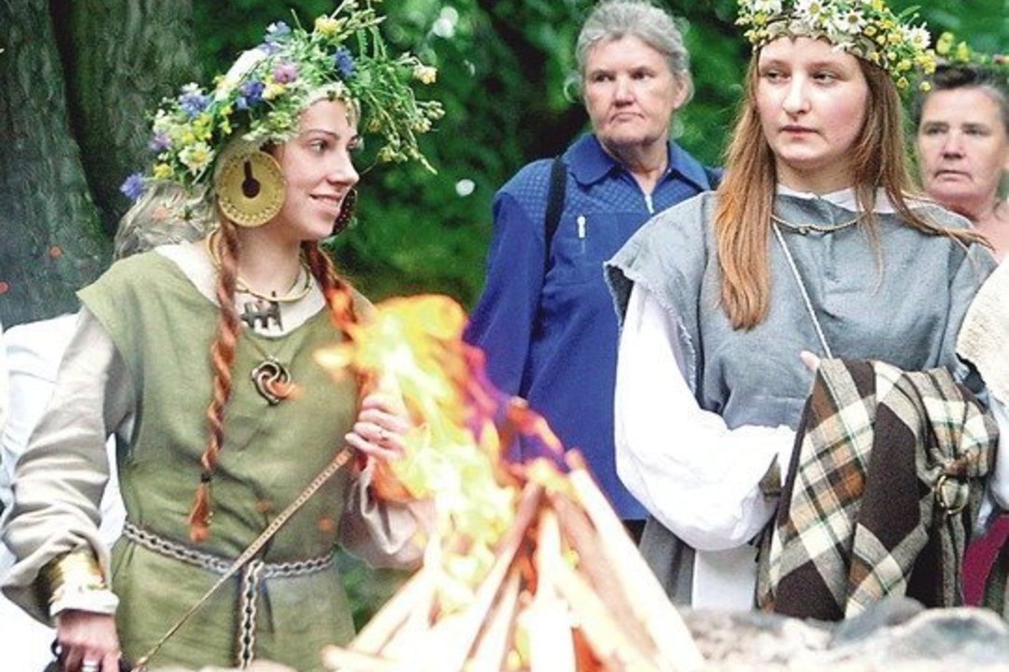 Nuo senovės lietuviai tikėjo, kad vasarvidžio naktį žolynai įgyja stebuklingų galių, todėl skubėjo jų prisirinkti.