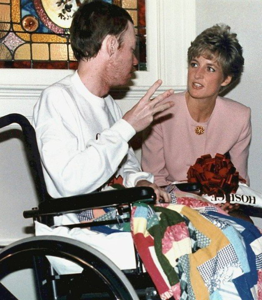 Princesė Diana buvo žinoma kaip vargstančius atjaučianti moteris.