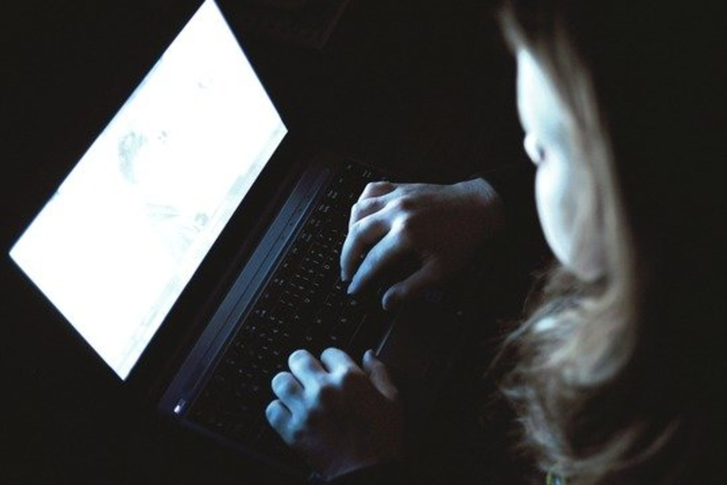 Realiame gyvenime draugų nerandantys vaikai neria į interneto gelmes.