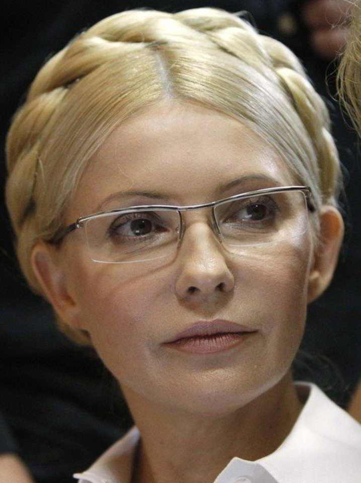 J.Tymošenko kaltinama sudariusi šaliai nenaudingas sutartis, kurias peržiūrėti siekia dabartinė Ukrainos valdžia.