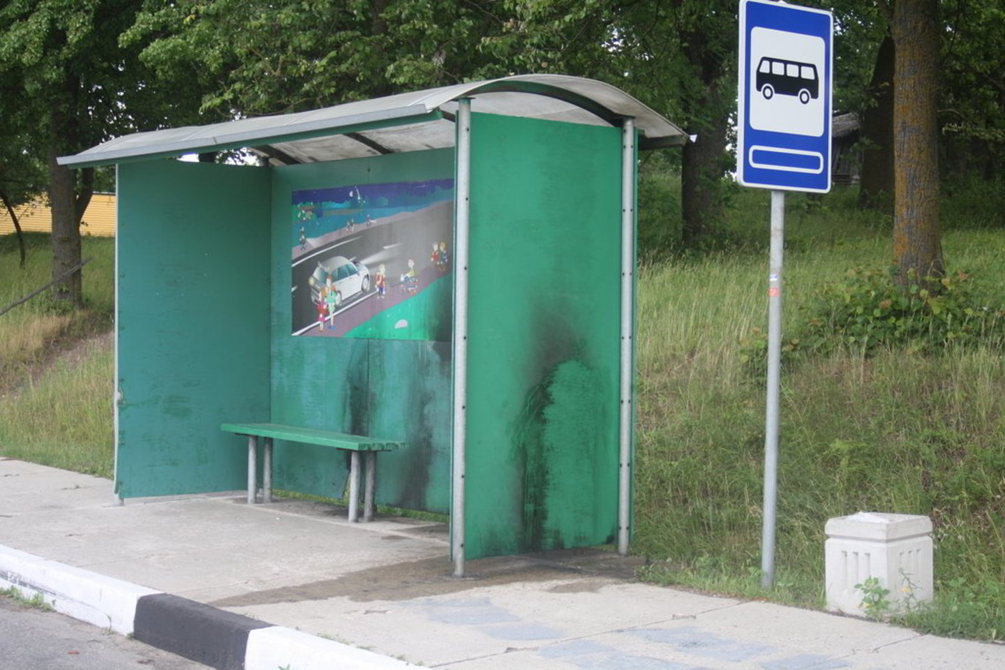 Barklainių kaimo autobusų stotelė užkliuvo chuliganams.