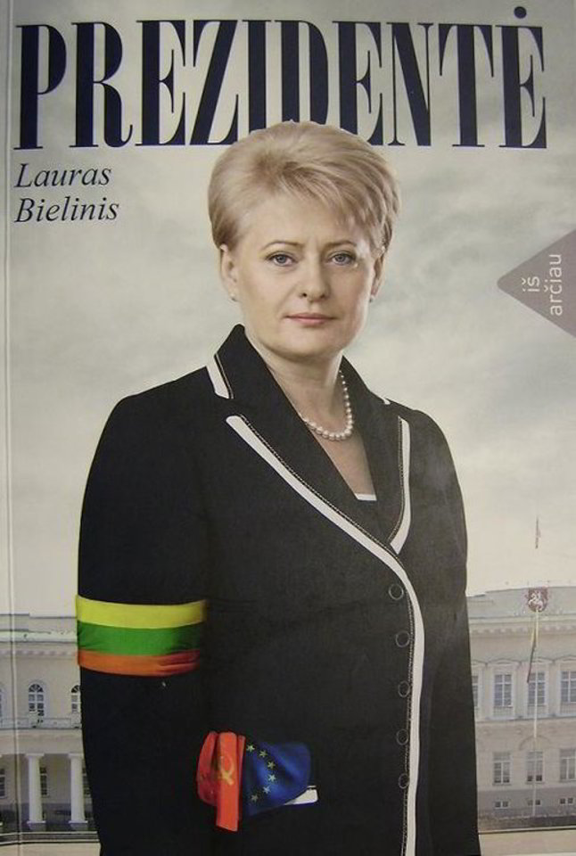 L.Bielinis kaip išskirtinį politikės D.Grybauskaitės bruožą mini jos atėjimą į politiką tarsi „iš niekur“.