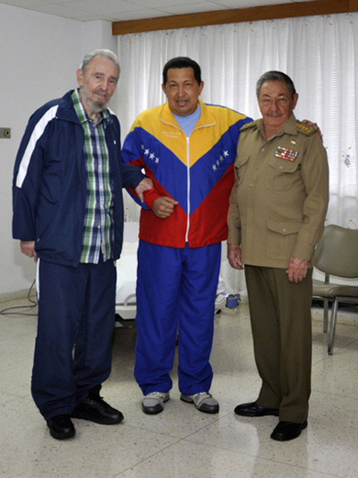 H.Chavezą (viduryje) ligoninėje aplankė F.Castro (kairėje) ir Kubos vadovas R.Castro (dešinėje).
