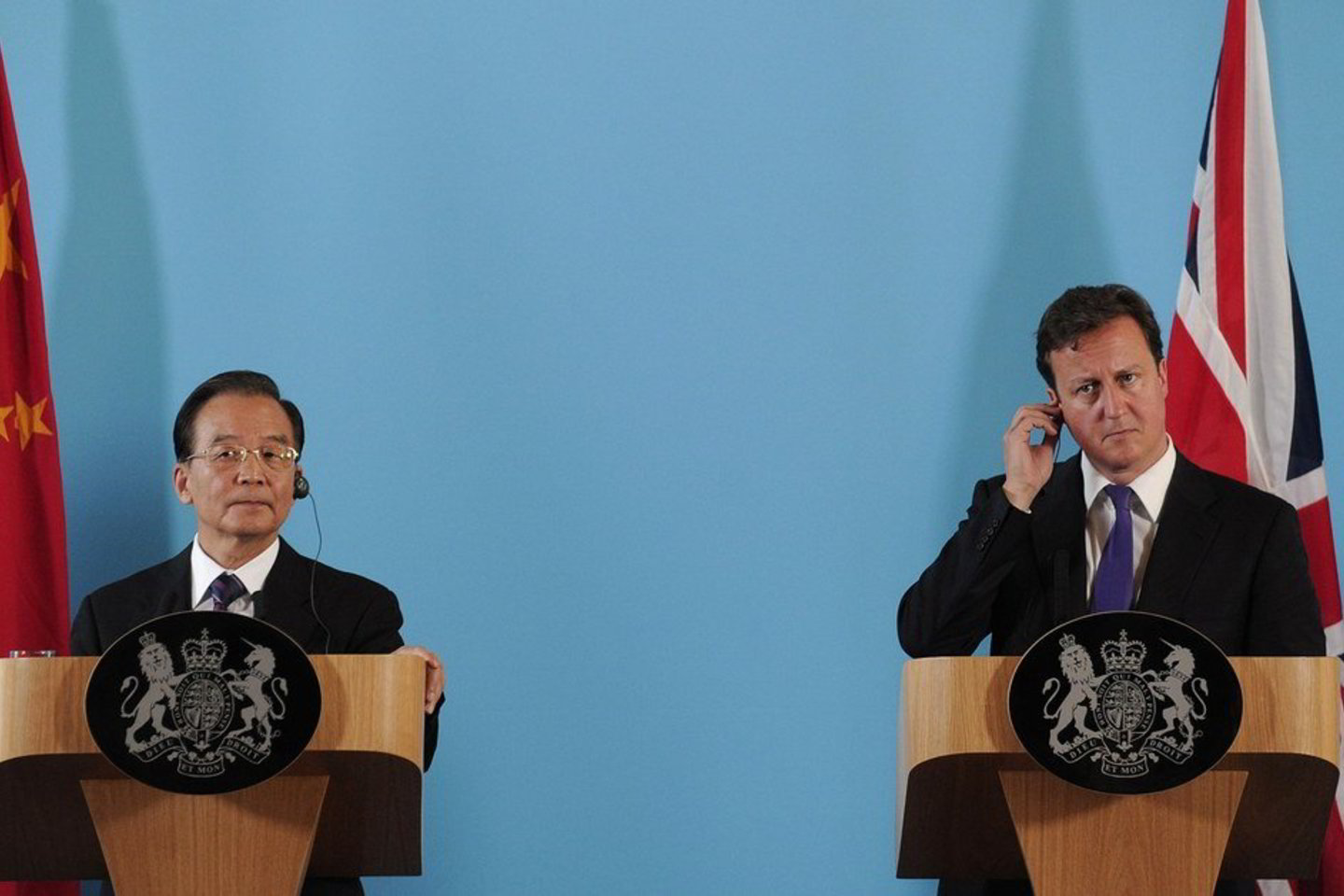Kinijos premjeras W.Jiabao (kairėje) ir britų ministras pirmininkas D.Cameronas.