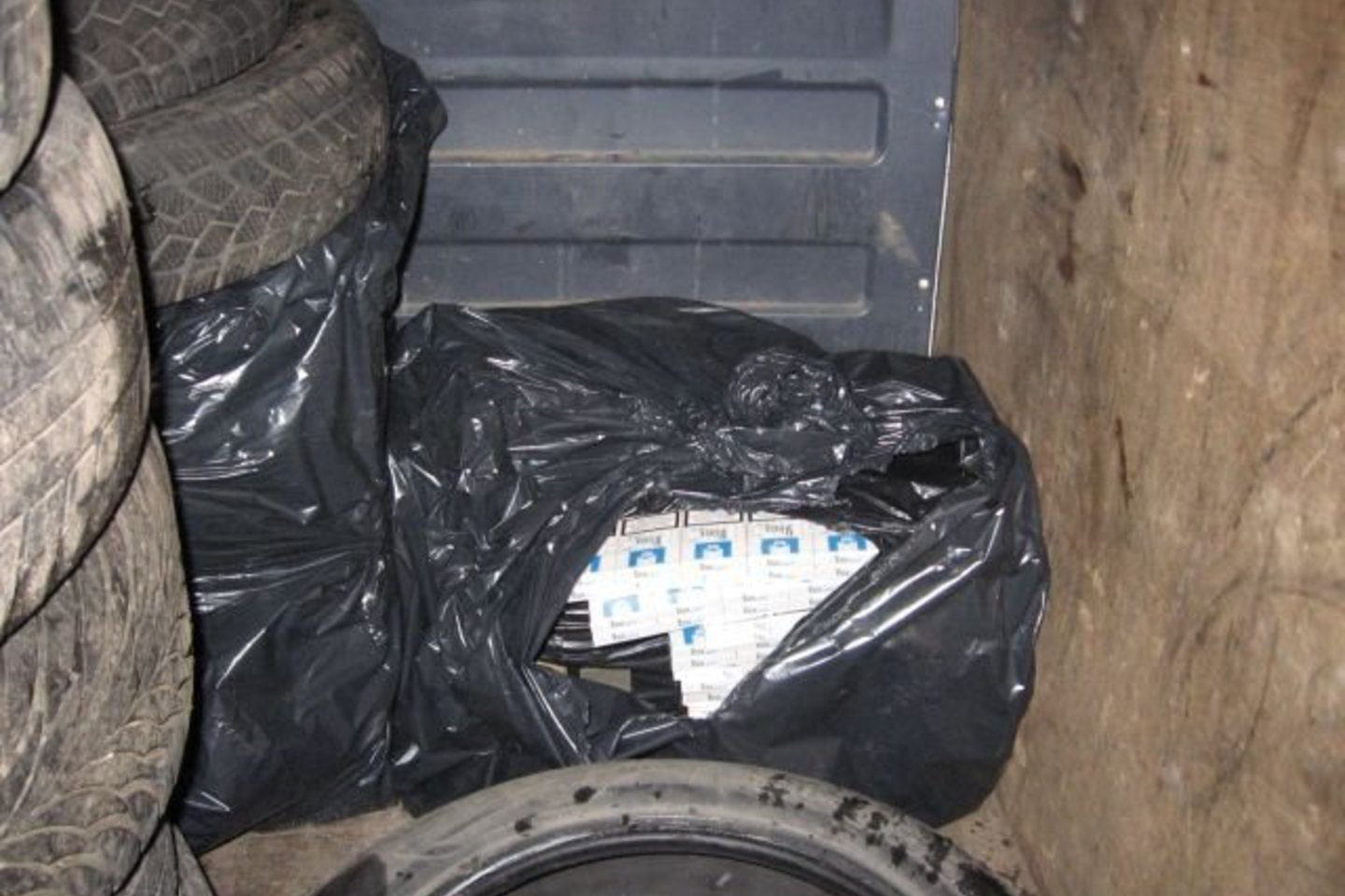 Pasieniečiai nusprendė patikrinti mikroautobusą ir nukėlę kelias padangas aptiko polietilninį maišą su rūkalais.