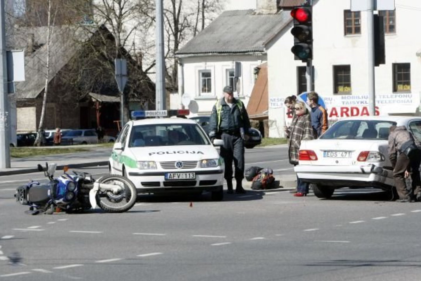 Pagirių kaime neregistruotu ir valstybinių numerių neturinčiu motociklu važinėjosi 17-os ir 14-os metų vaikinai.