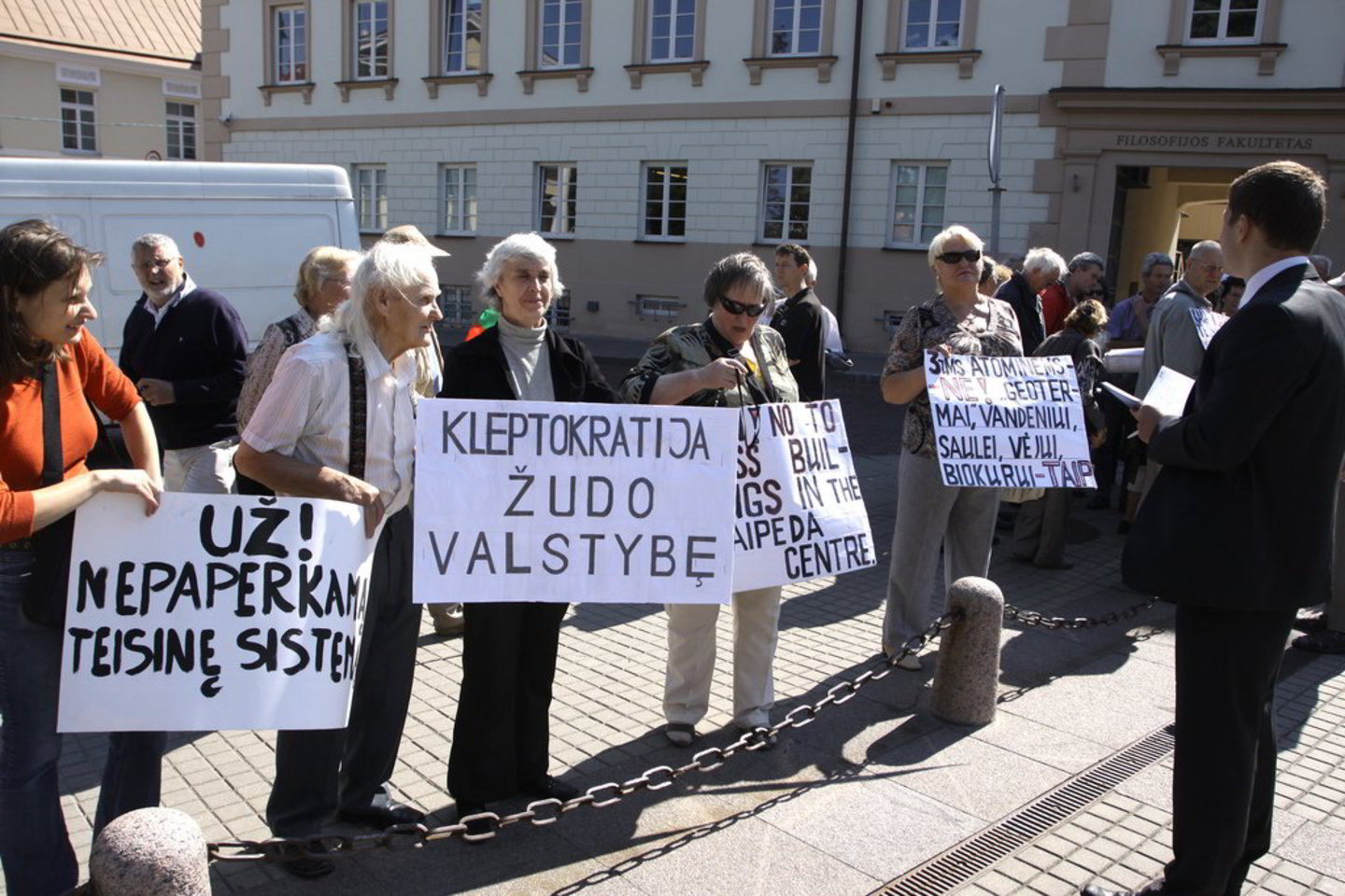 Antradienio rytą grupelė asmenų, daugiausia vyresnio amžiaus, susirinko sostinės S.Daukanto aikštėje į NDJ Vilniaus miesto skyriaus inicijuotą protesto akciją.